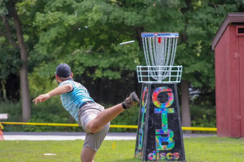 Discgolf jako teambuilding: pravidla, tipy a proč ho vyzkoušet