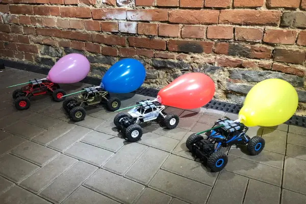 Balónkové klání s RC terénními auty