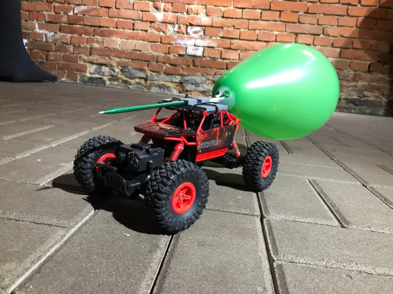 Balónkové klání s RC terénními auty