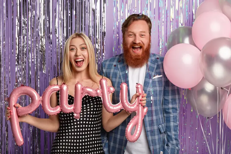 Fotokoutek vs. Fotospin 360°: která atrakce je lepší na vaši akci