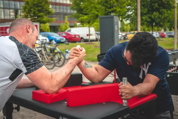 Stůl na páku - Armwrestling